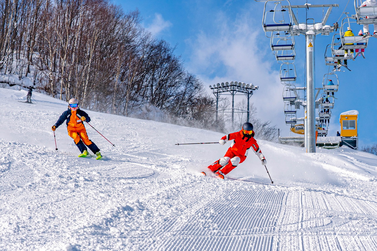 朝里川温泉スキー場　祝・積雪200cm到達。ふわふわのパウダースノーが降り積もったゲレンデを舞台に、女性スキーヤーチーム『TeamKP』成澤栞さんと秋山穂香さんが美しい滑りを披露！